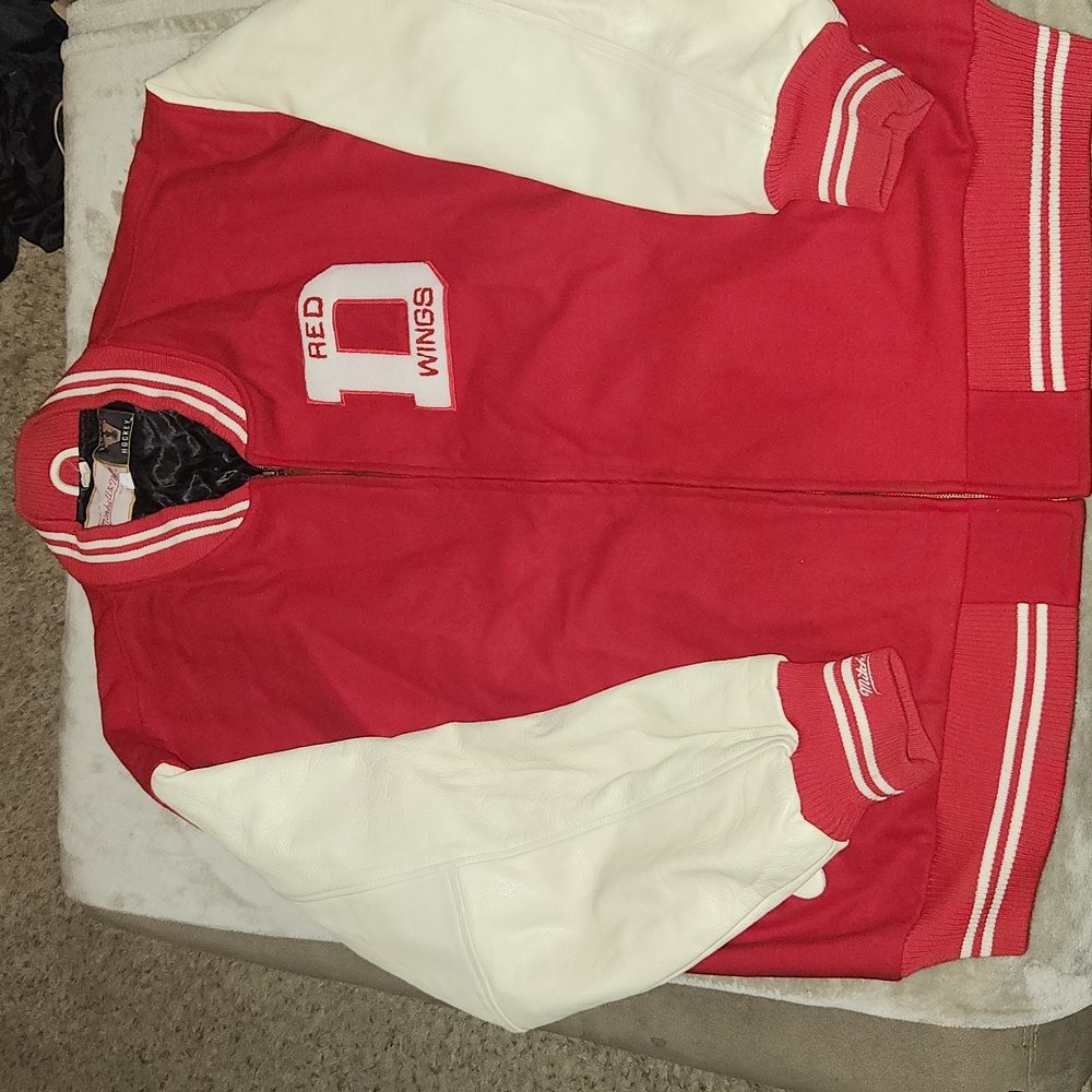 ** Mitchell & Ness** Varsity Bomber Jacket Red Wings